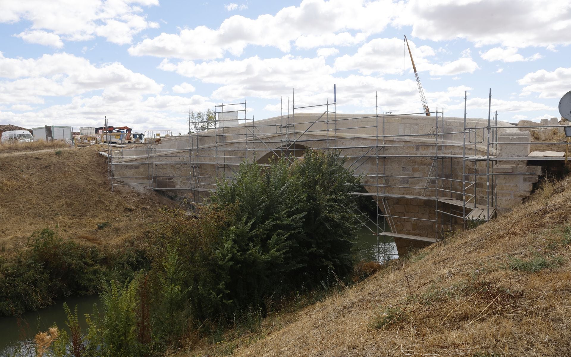 Así se repara el primer puente construido en el Canal de Castilla