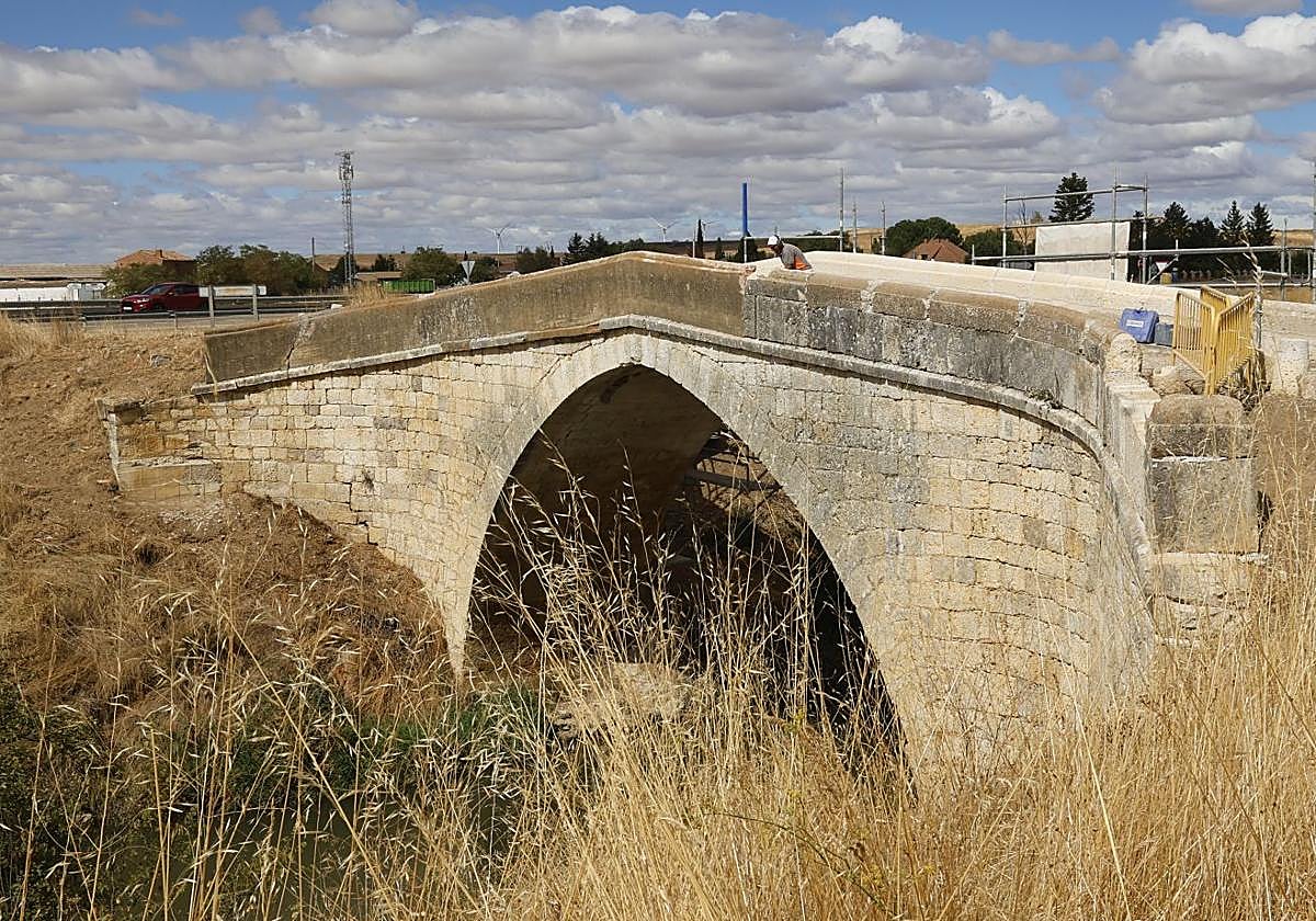 Vista del puente de Valdemudo, en el término de Husillos.