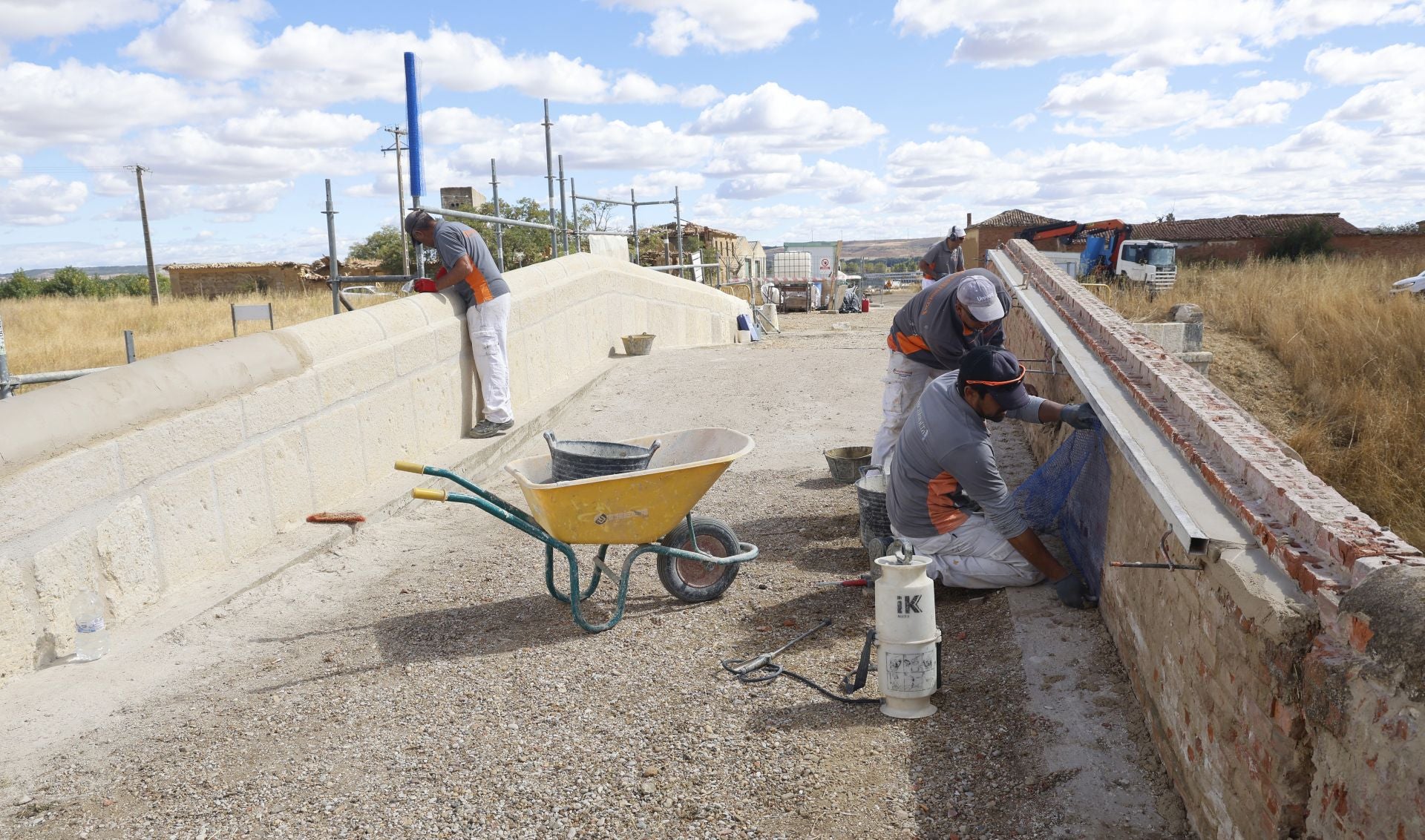Así se repara el primer puente construido en el Canal de Castilla