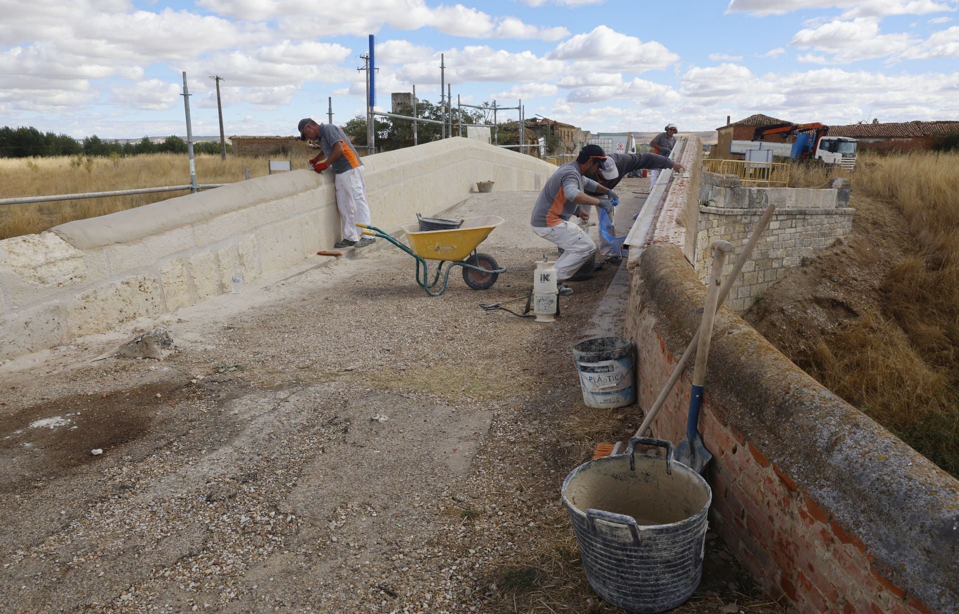 Así se repara el primer puente construido en el Canal de Castilla