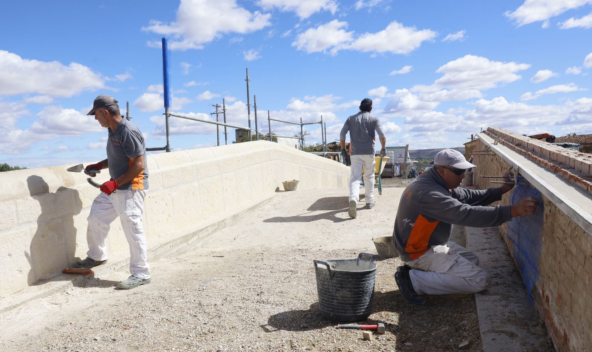 Así se repara el primer puente construido en el Canal de Castilla