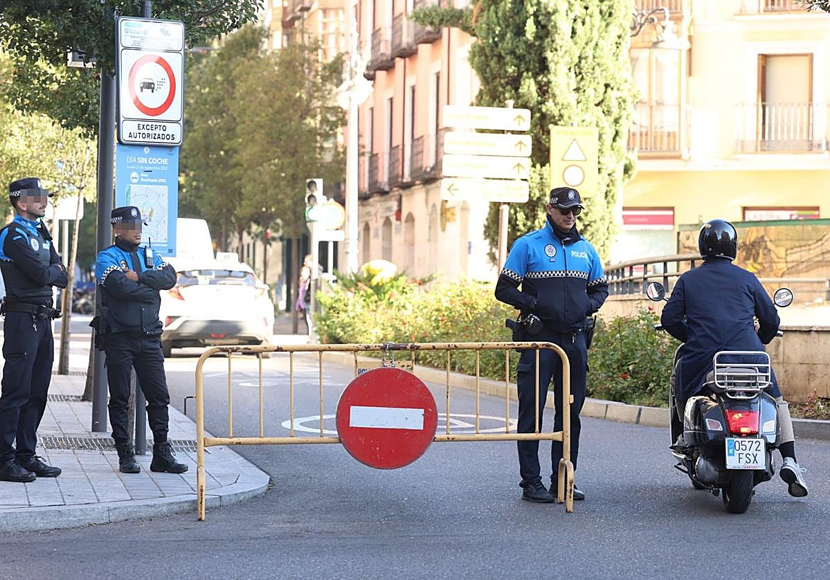 Control de accesos en la plaza de España hacia Duque de la Victoria a las diez de la mañana de este lunes.