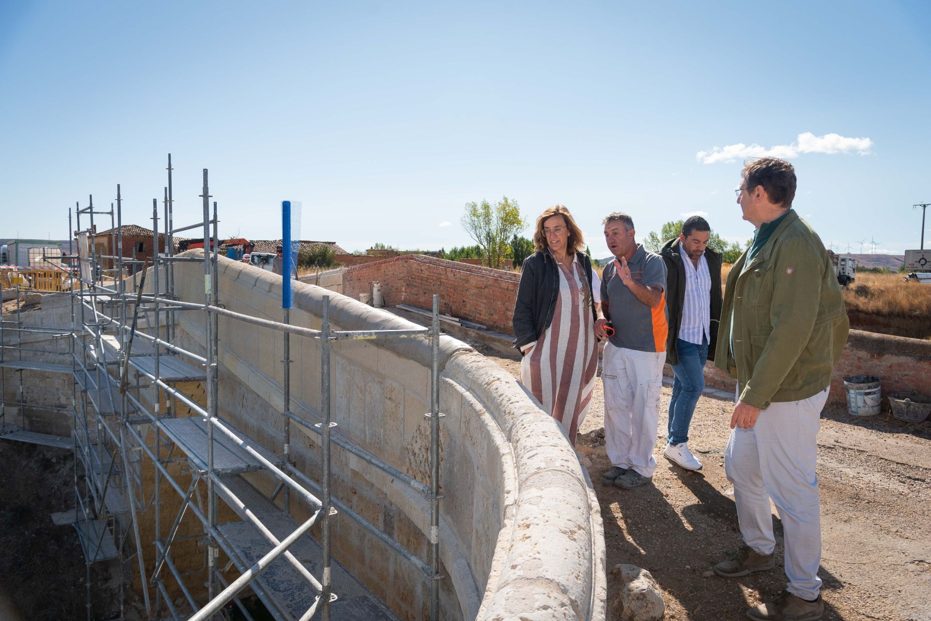 Así se repara el primer puente construido en el Canal de Castilla