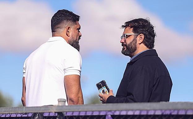 El director deportivo del Real Valladolid, Víctor Orta (derecha), charla con Bruno Mazziotti, gerente de fútbol.