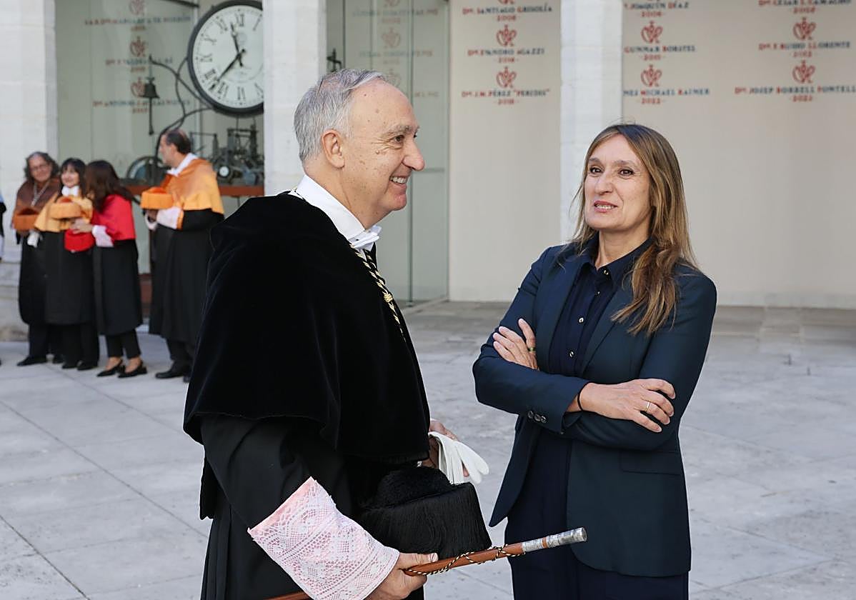 El rector de la UVA, Antonio Largo, y la consejera de Educación, Rocío Lucas.
