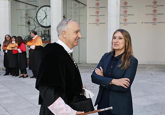 El rector de la Universidad de Valladolid, Antonio Largo, conversa con la consejera de Educación, Rocío Lucas.