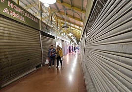 Algunos de los puestos cerrados en la Plaza de Abastos.