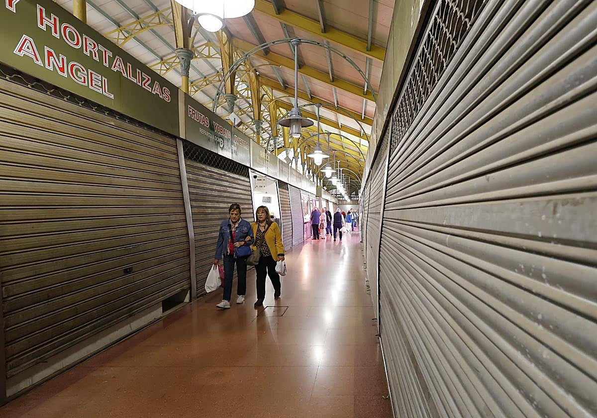 Algunos de los puestos cerrados en la Plaza de Abastos.