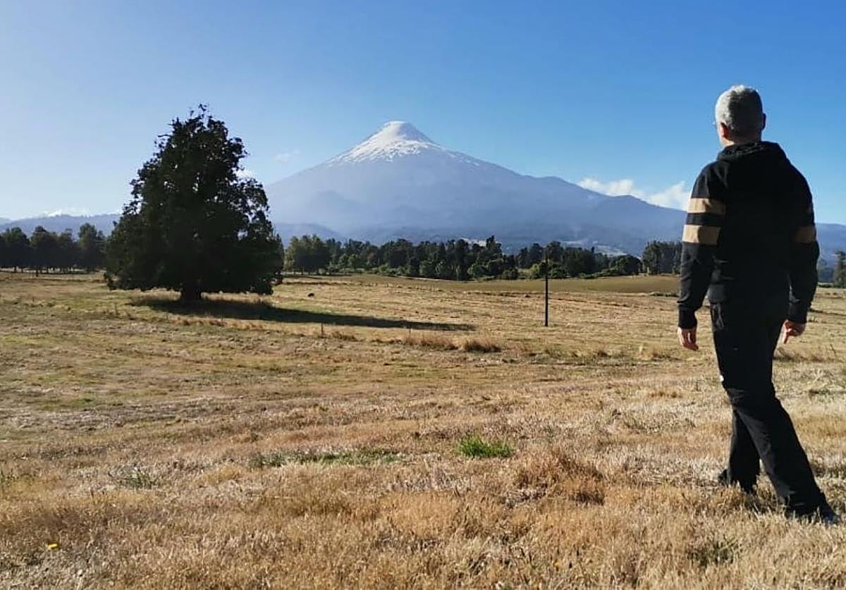Alberto Reguera, observando el volcán Osorno de Chile durante su viaje.