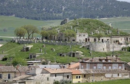 Vista de las bodegas de Astudillo desde La Mota.