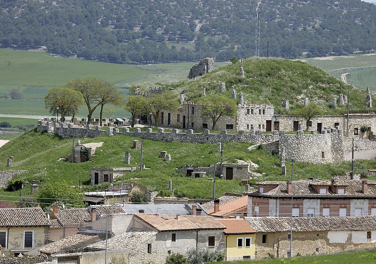 Vista de las bodegas de Astudillo desde La Mota.