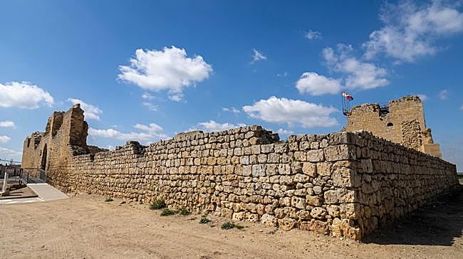 ¿El castillo de qué municipio se construyó como frontera entre los reinos de León y Castilla?