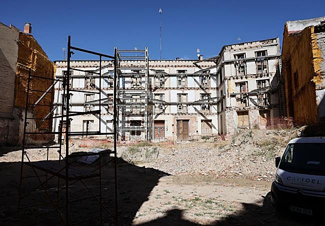 Interior del edificio (solo se conservan las fachadas) de los números 4 y 6 de San Martín, visto desde la calle de Los Moros.