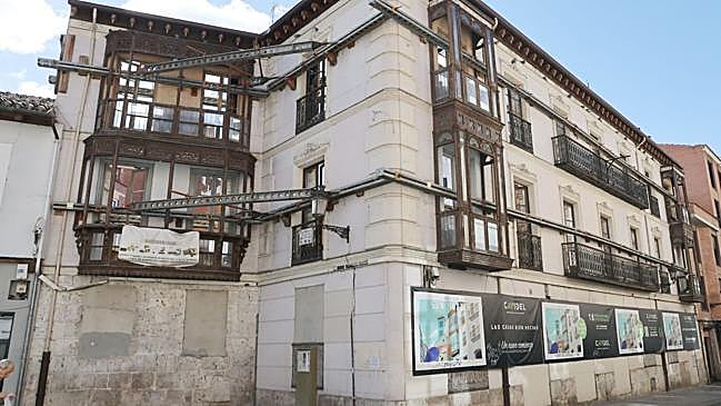 Imagen antes - Estado actual de la fachada de los números 4 y 6 de la calle San Martín e infografía del futuro residencial.