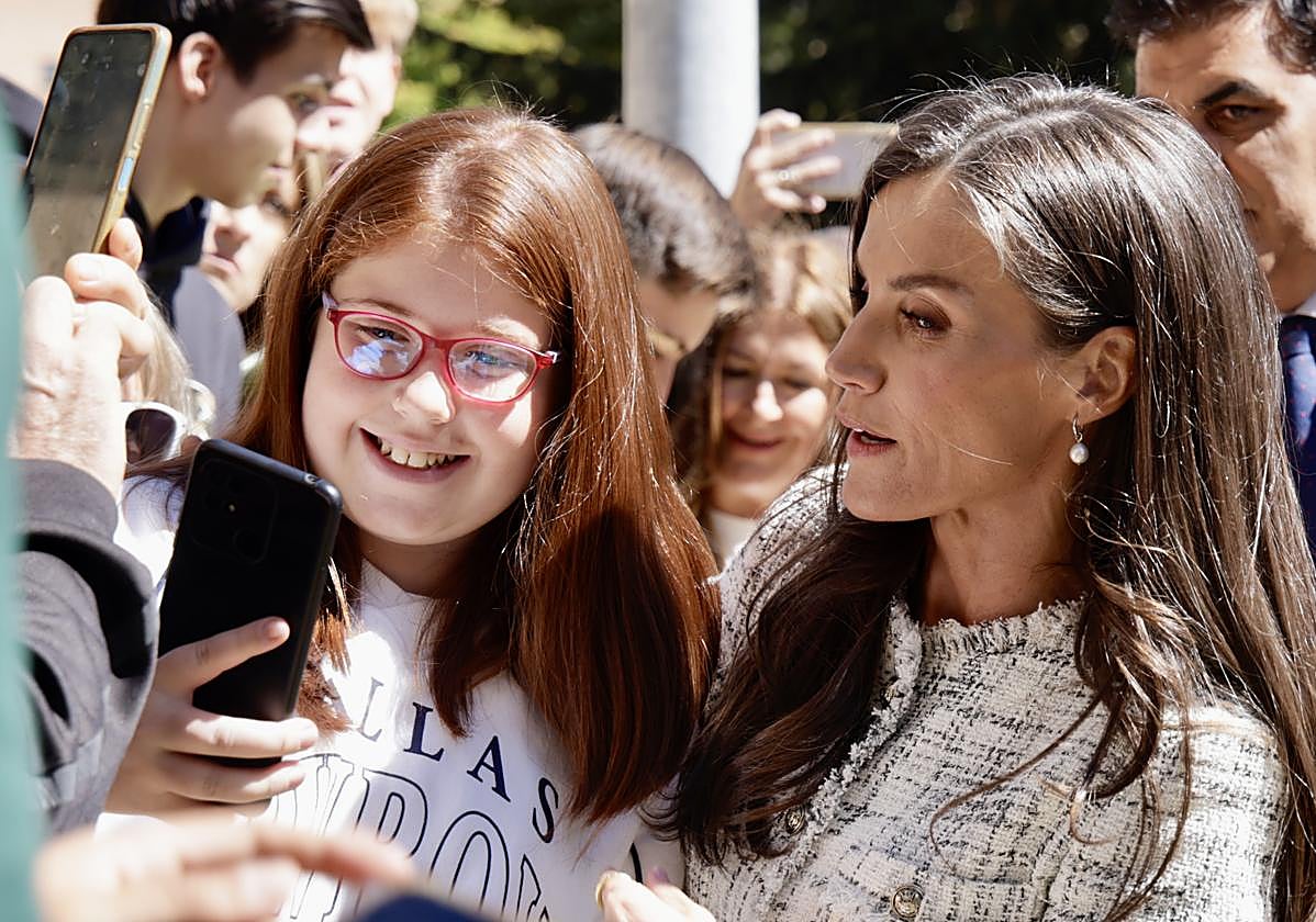Doña Letizia se fotografía con una niña, este martes en Salamanca.