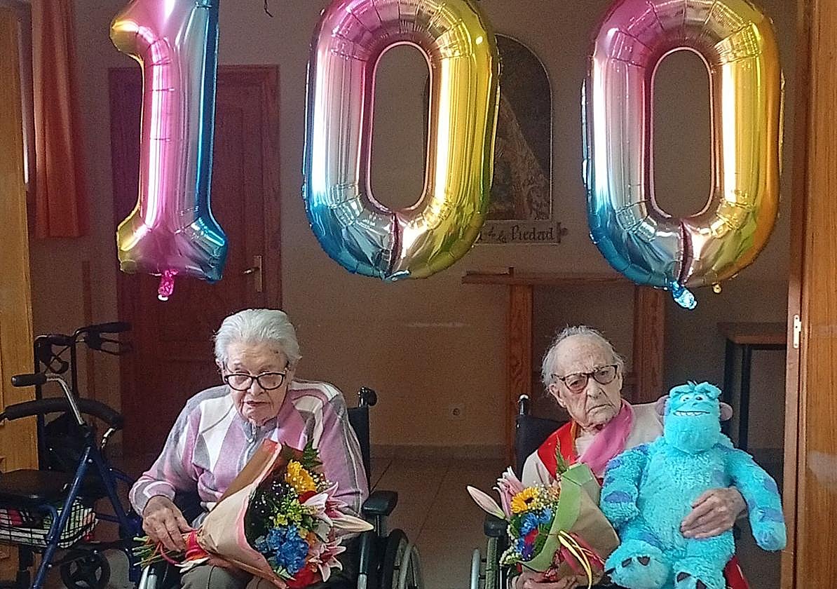 Celestina Garrán, con un ramo de flores, y Eufemia Bravo, también con un peluche.