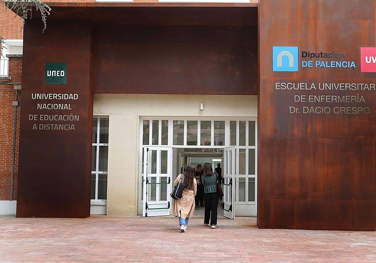 Entrada a la nueva Escuela de Enfermería de San Telmo, estrenada el pasado día 8.