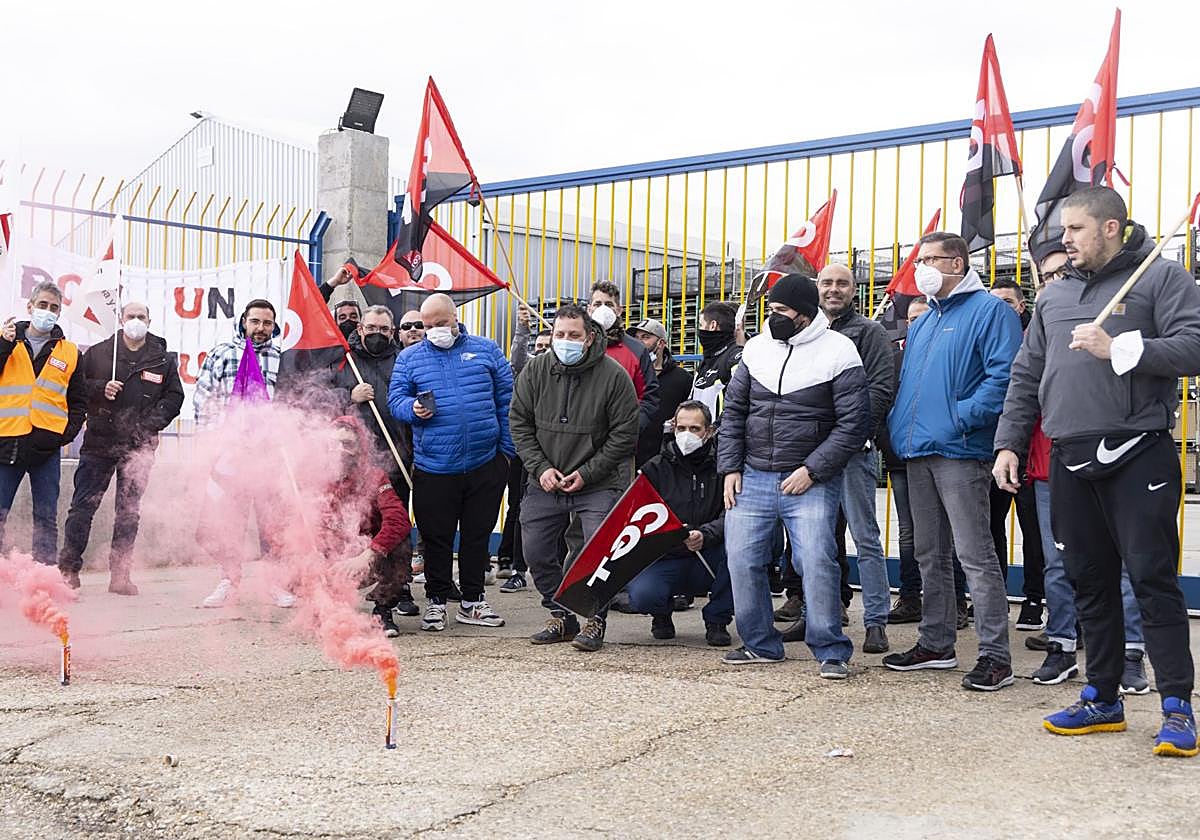Concentración de protesta de la plantilla de Frenos y Conjuntos ante su sede en marzo de 2022.