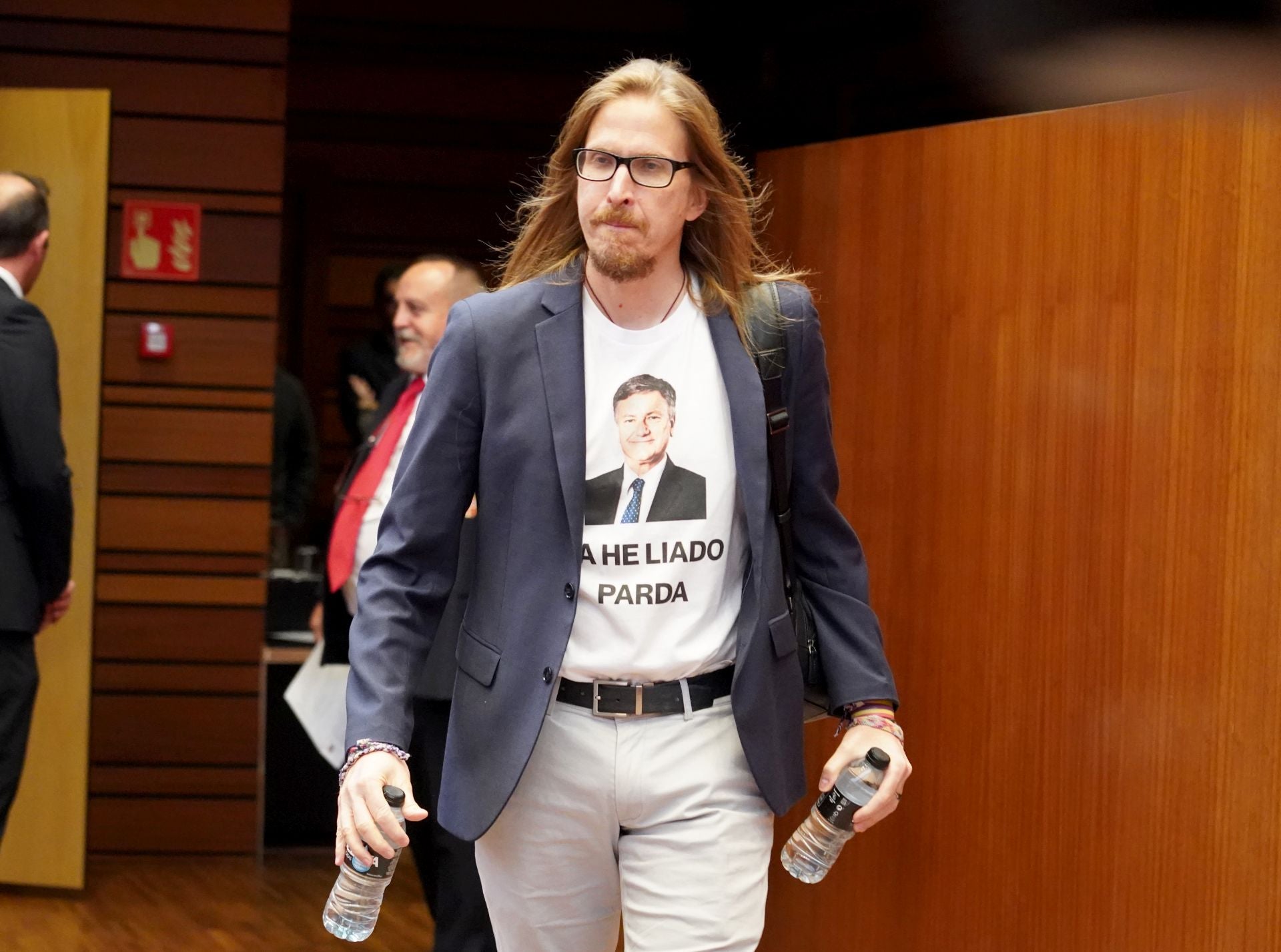 Pablo Fernández (Unidas Podemos), con la camiseta dedicada a Francisco Vázquez (PP).