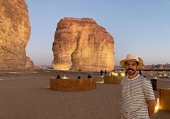 Javier García en Elephant Rock, en el entorno de Al-Ula