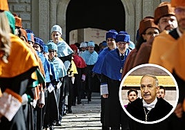 Catedráticos de la Universidad de Valladolid salen del Palacio de Santa Cruz antes del inicio del acto en el Paraninfo y, en detalle, el rector de la UVA, Antonio Largo.
