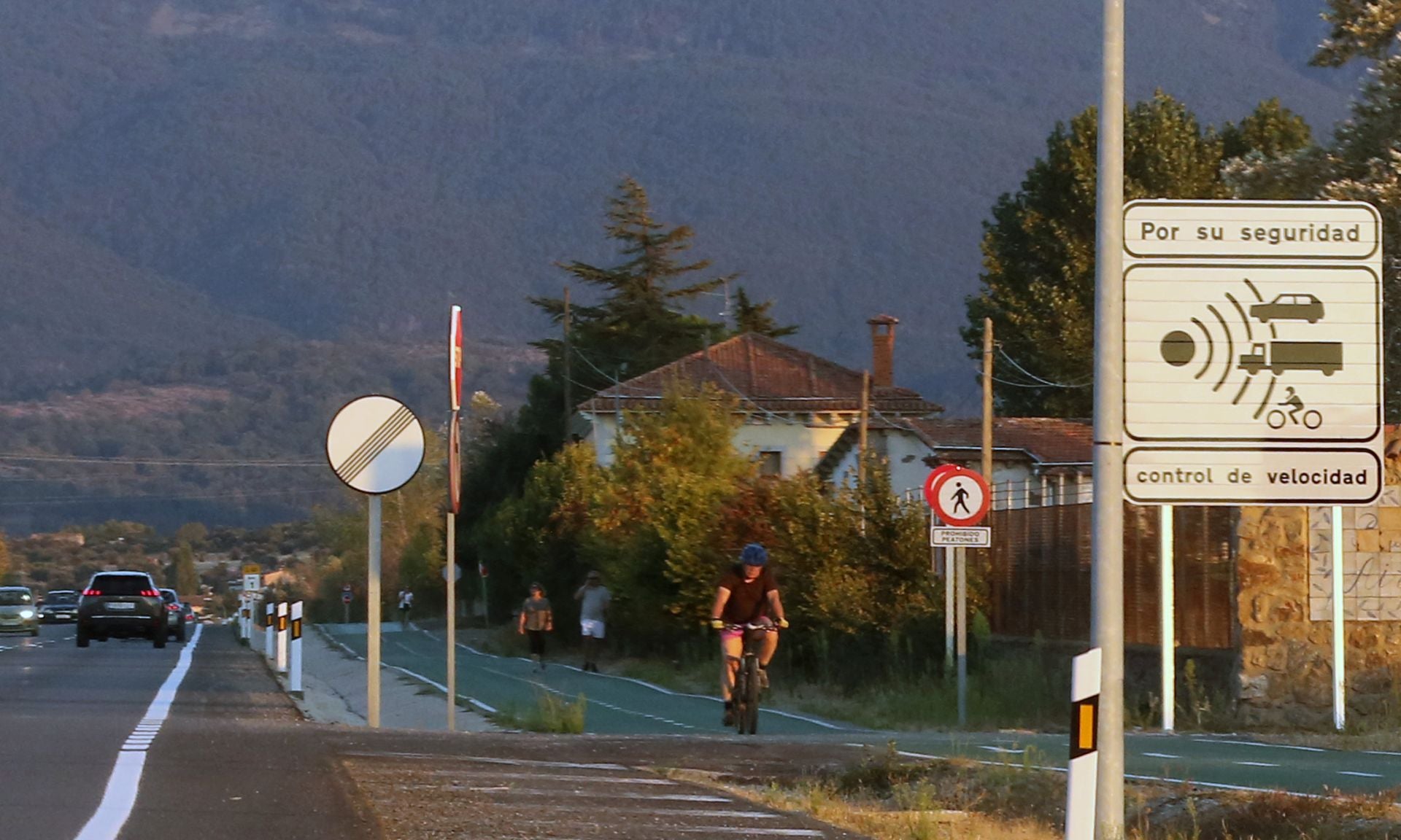 Cartel que anuncia el radar fijo en la carretera de La Granja.
