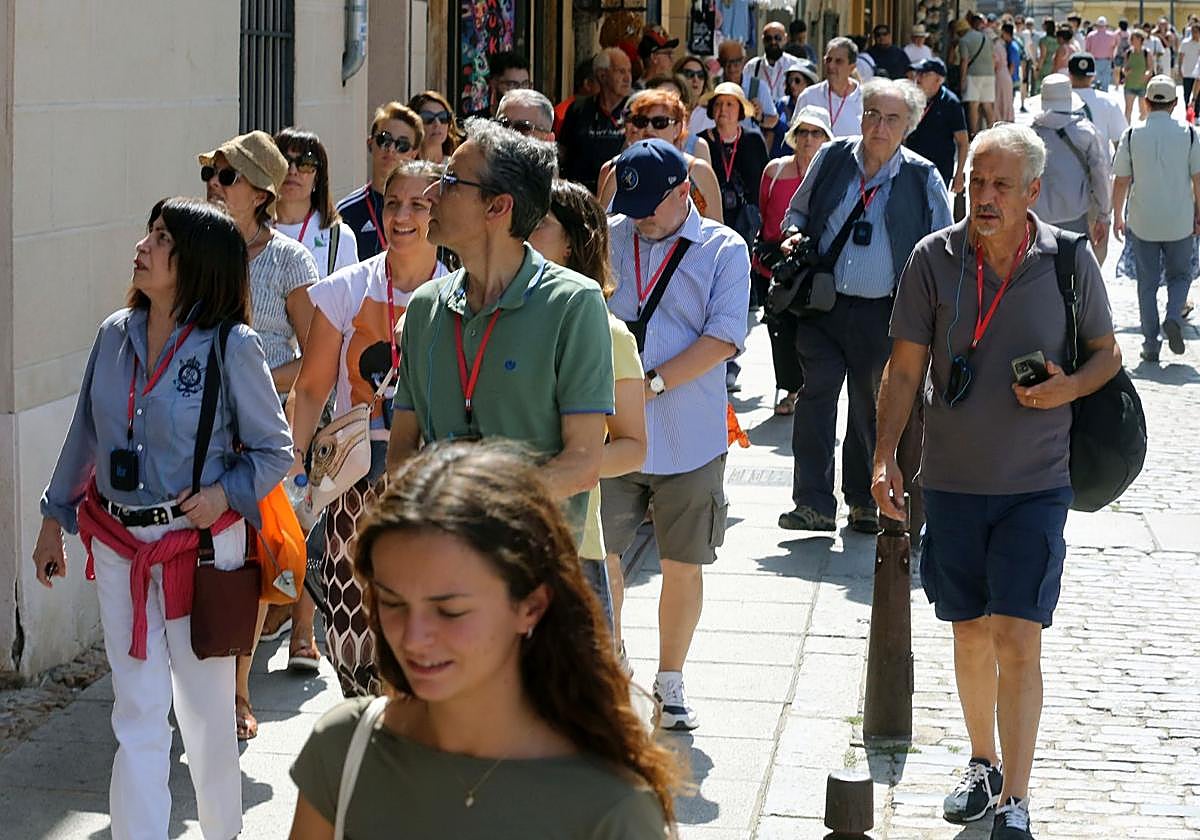 Turistas visitan la ciudad de Segovia el pasado mes de agosto.