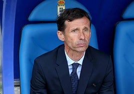 Cuco Ziganda, en el banquillo del Real Oviedo.