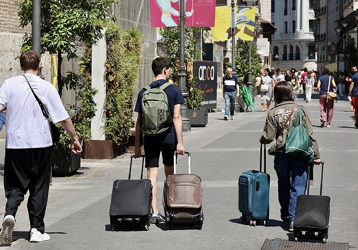 Turistas por la calle Santiago de Valladolid el pasado mes de agosto.