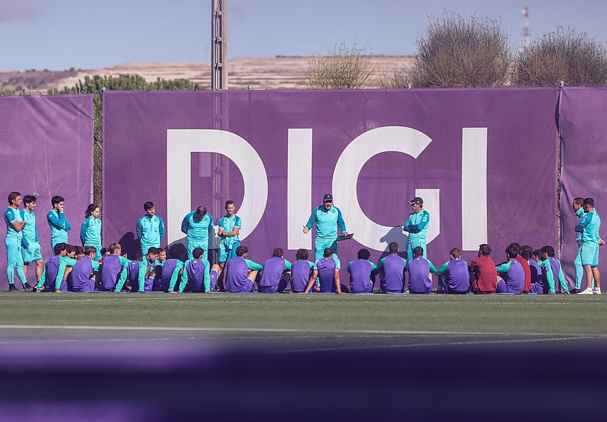La plantilla del Real Valladolid, durante la reunión con el cuerpo técnico del pasado mates en los Campos Anexos