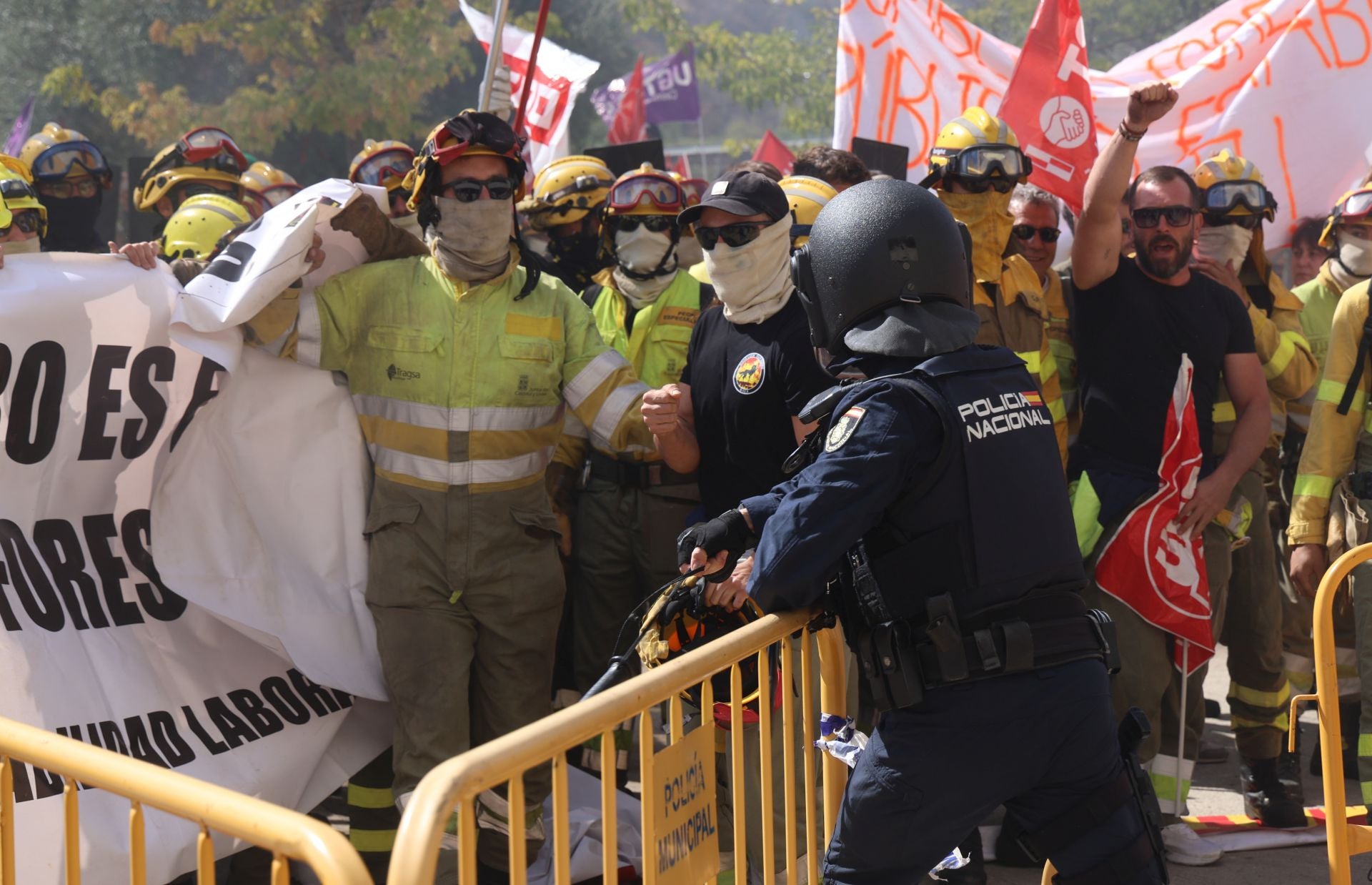Las imágenes de la protesta de bomberos y forestales en Valladolid