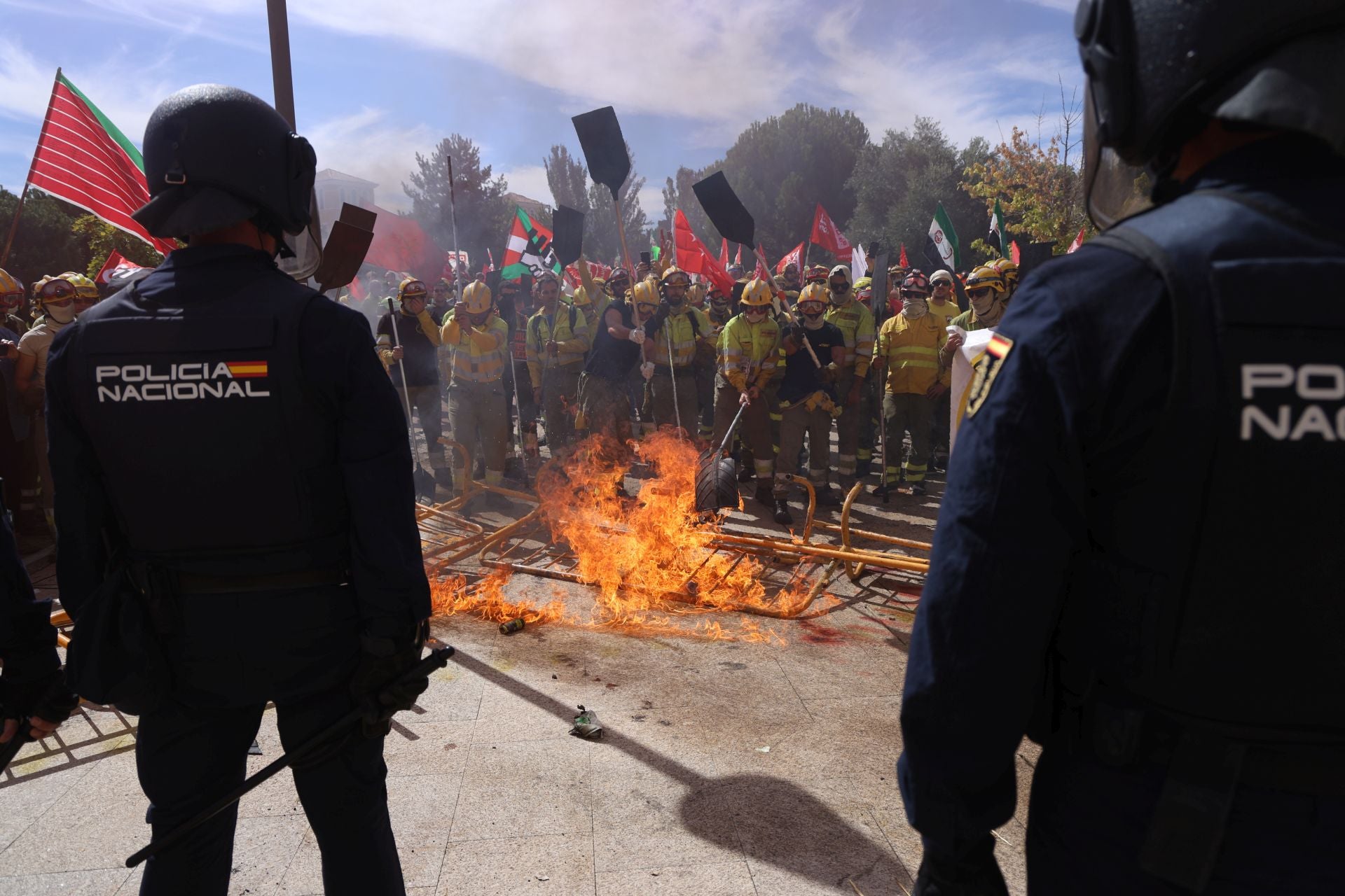 Las imágenes de la protesta de bomberos y forestales en Valladolid