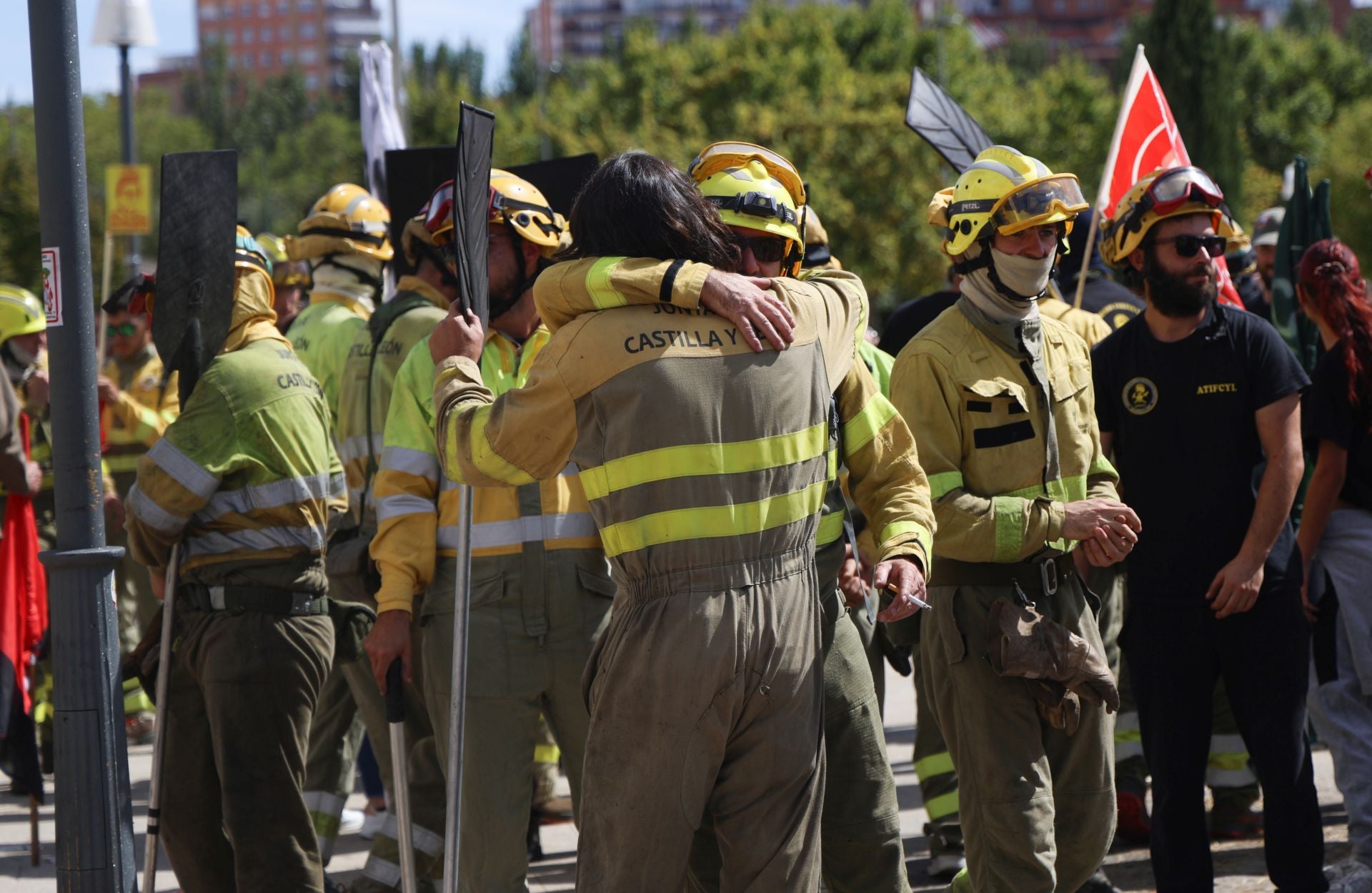 Las imágenes de la protesta de bomberos y forestales en Valladolid