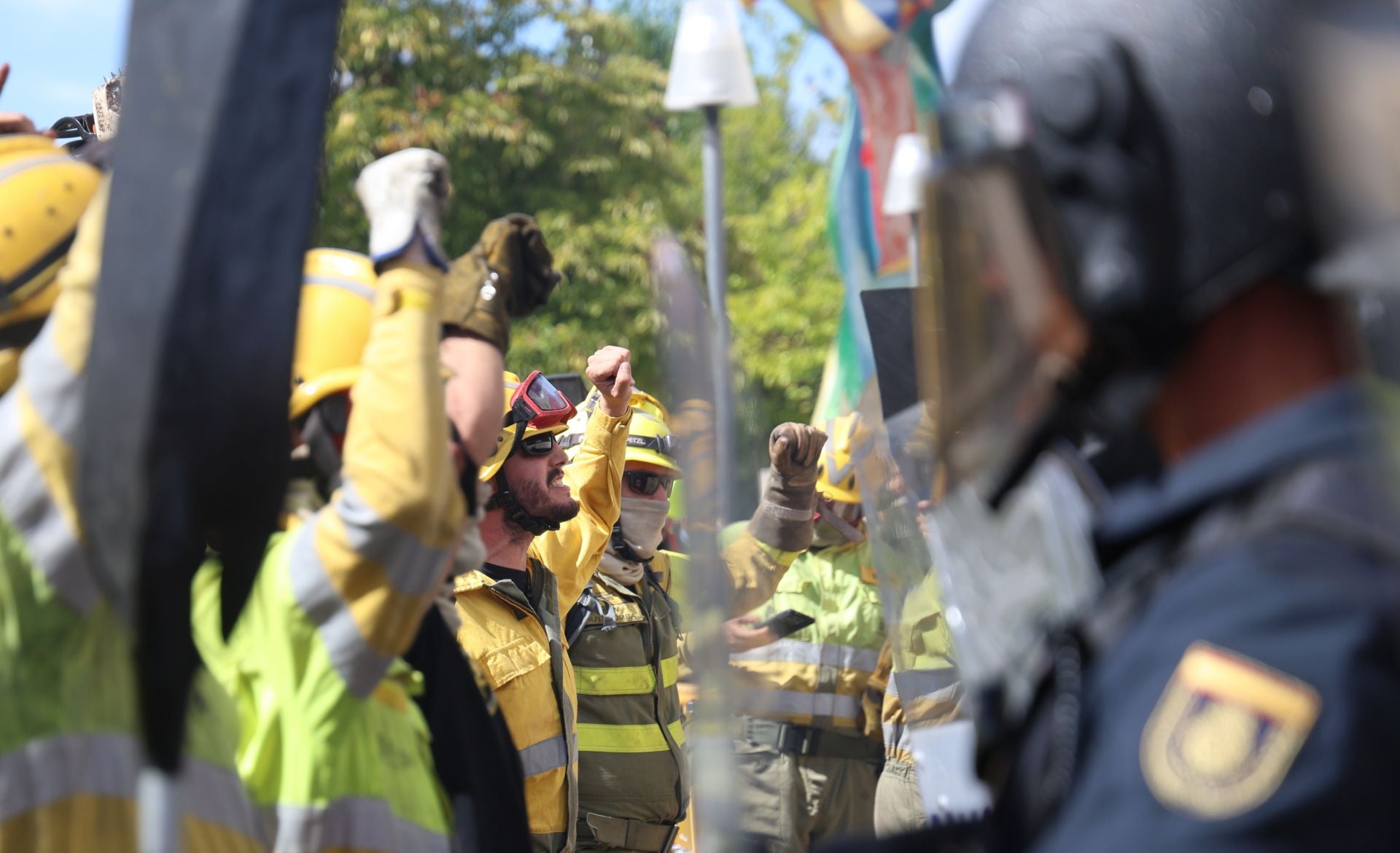 Las imágenes de la protesta de bomberos y forestales en Valladolid