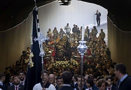 La procesiòn, con la Virgen de las Angustias a su paso por el túnel de Labradores.
