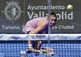 Alejandra ALonso desvuelve una bola en la Plaza Mayor.