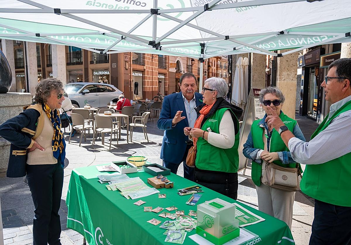 El doctor Alberto Arizcun, del comité técnico de la Asociación Contra el Cáncer, en la mesa informativa de la Calle Mayor.