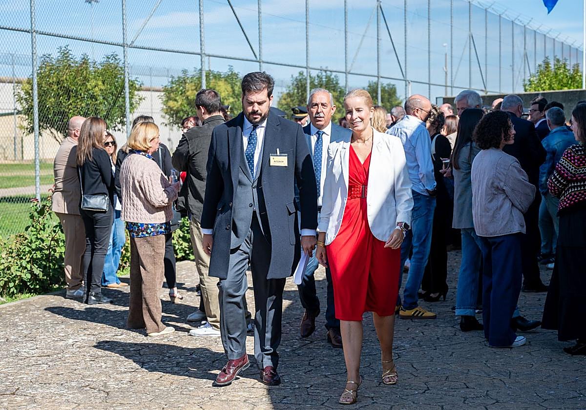 El subdelegado del Gobierno, Eduardo Santiago, acompaña a la directora de la cárcel, Marta Touya, en la entrada del centro.