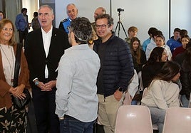 Representantes institucionales y alumnos en la presentación de este miércoles de la Agenda Urbana 2030 de Segovia.