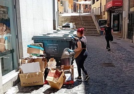 Grupo de contenedores en la travesía Doctor Sancho objeto de la resolución del Procurador del Común.