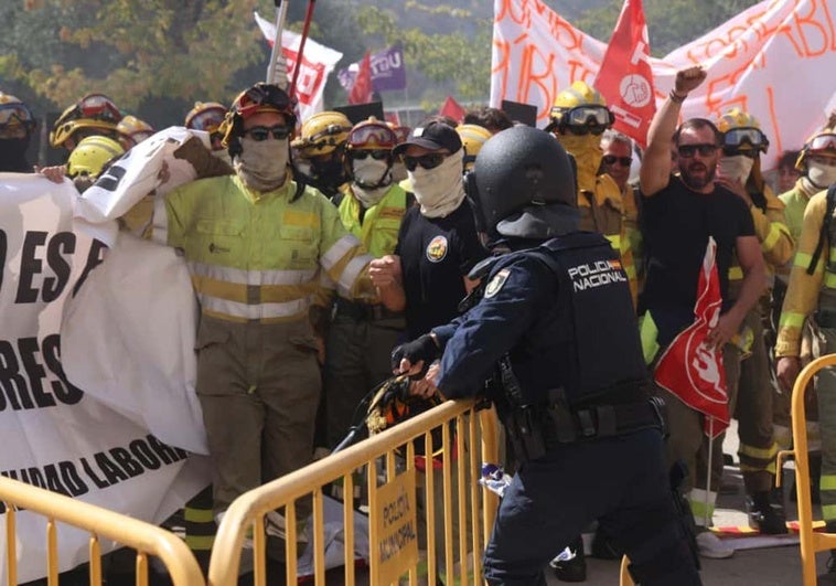Conato de carga durante la protesta de los bomberos forestales ante las Cortes de Castilla y León.