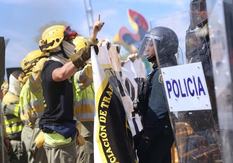 Bomberos forestales y policías nacionales, frente a frente.