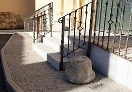 La piedra sustraída (en primer plano), ya en su sitio.