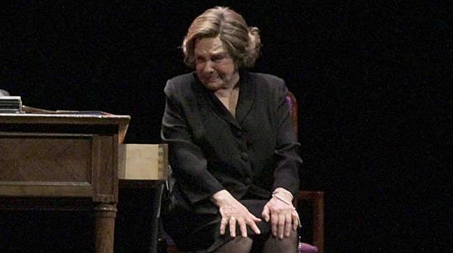 Uno de los papeles más famosos de la actriz vallisoletana Lola Herrera es el de es Carmen Sotillo, Menchu, protagonista de la obra teatral Cinco horas, de Mario de Miguel Delibes. Se despidió de este personaje en 2022, tras haberlo interpretado durante...