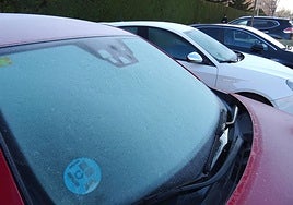 Imagen de archivo de una luna de un coche helada.