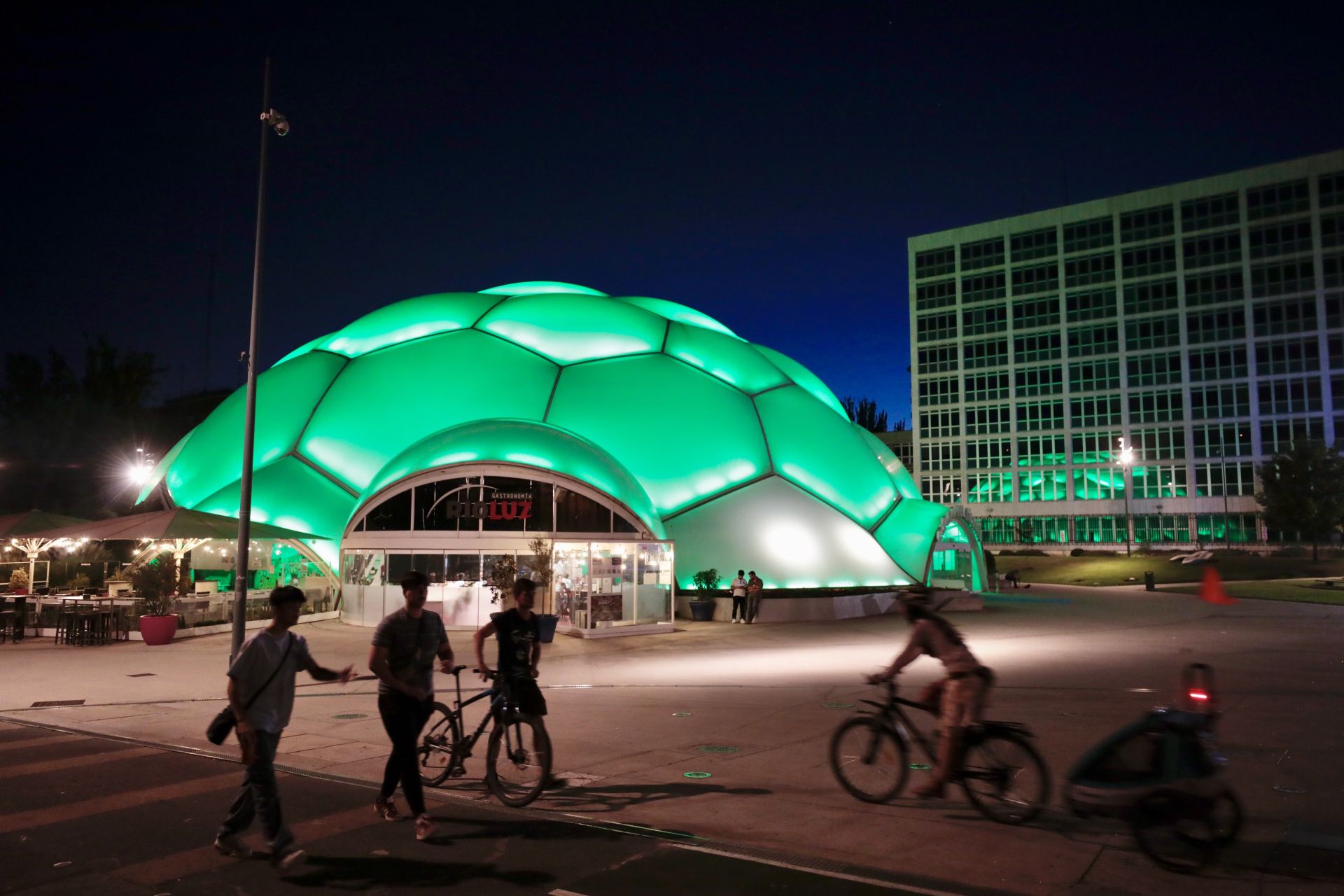 La Cúpula del Milenio iluminada de verde, en una imagen de archivo, en este caso para dar relevancia al Día del Alzheimer.