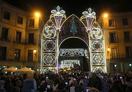 Multitud de personas disfrutan de la inauguración del pórtico luminoso la pasada Navidad.