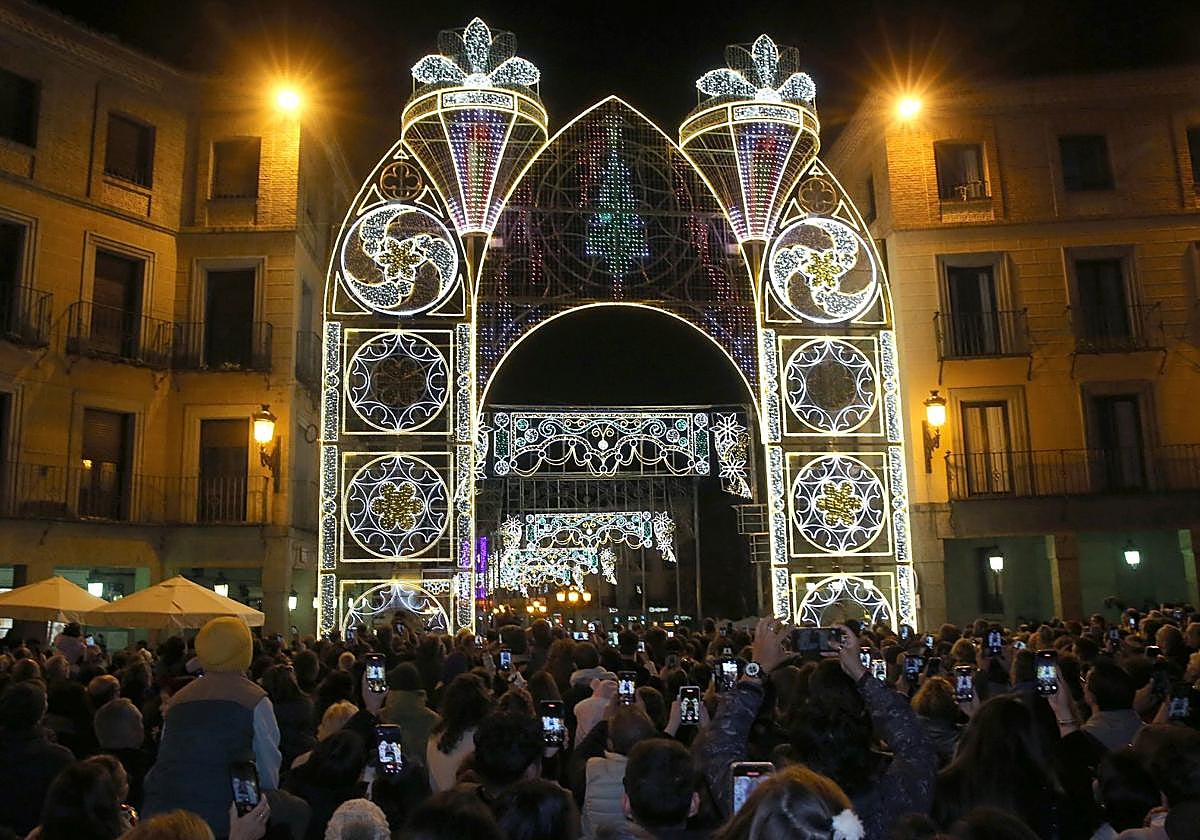 Multitud de personas disfrutan de la inauguración del pórtico luminoso la pasada Navidad.