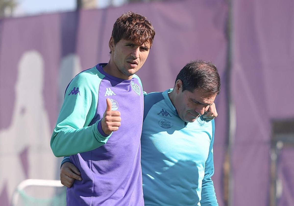 Juric se retira de los Campos Anexos el pasado martes apoyado en el doctor Alberto López Moreno tras asistir a la reunión convocada por Guillermo Almada.