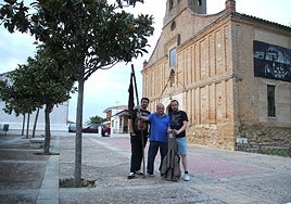 Abel, Manolo y Daniel, junto a la ermita de Santo Toribio, desde donde el sábado comenzará el Vítor.